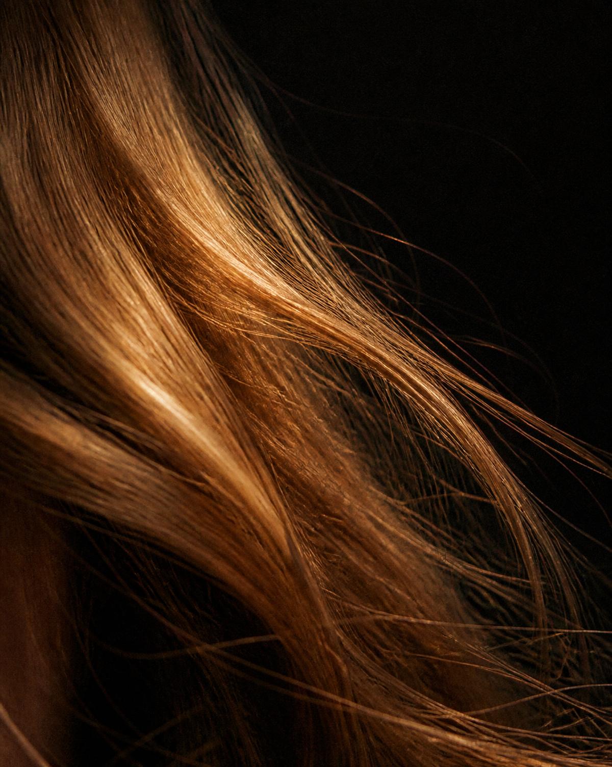 Dettaglio di capelli luminosi con riflessi dorati